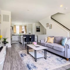 Riverview Retreat: 3BR Oasis w/ Rooftop & Garage