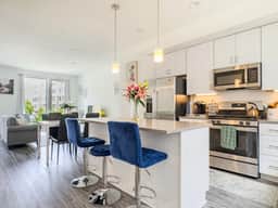 Riverview Retreat: 3BR Oasis w/ Rooftop & Garage