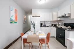 Lancaster Art Suite 4 | 2BR near Drexel & Penn - Image 2