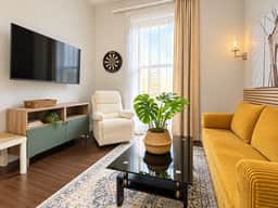 The Mellow Yellow | 1BR Near UPenn & Drexel - Image 2