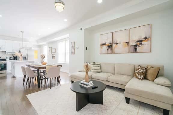 Spacious 3BR/3BA | Sleeps 7 | 10 Min to Stadium - Image 1