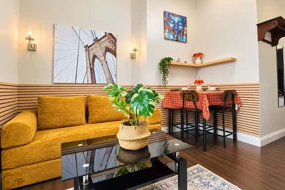 The Mellow Yellow | 1BR Near UPenn & Drexel - Image 1