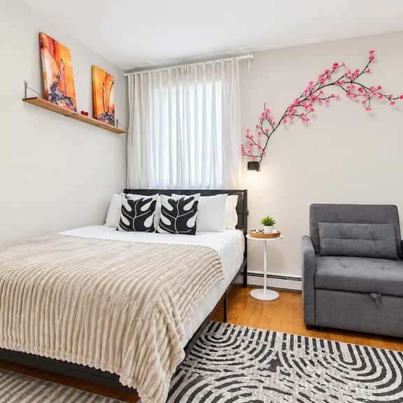Cherry Blossom Studio near Upenn with backyard - Image 1