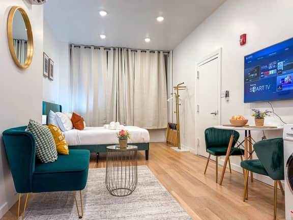 Charming Studio Apt in Center City | 1F