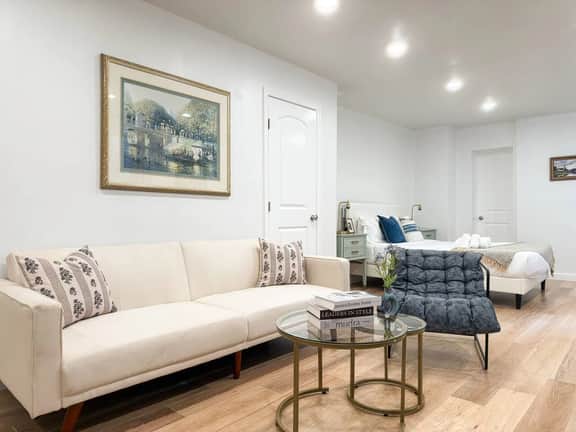 Charming Studio Apt in Center City | 1R