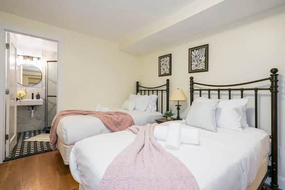 Cozy Parisian Retreat| Brand New| Near Penn&Drexel