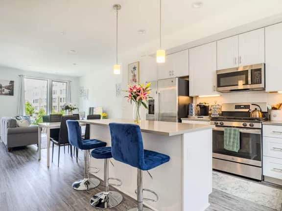 Riverview Retreat: 3BR Oasis w/ Rooftop & Garage