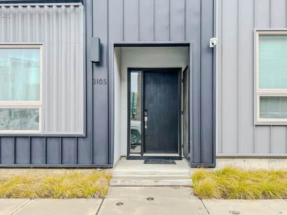 Riverview Retreat: 3BR Oasis w/ Rooftop & Garage