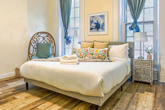 Top Location! 3BR Designer Home in Rittenhouse Sq
