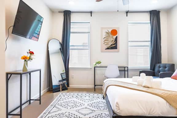 Trendy Private Room Steps to Broad St | Room B