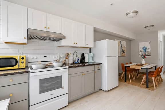 Lancaster Art Suite A | 4BR near Drexel & Penn