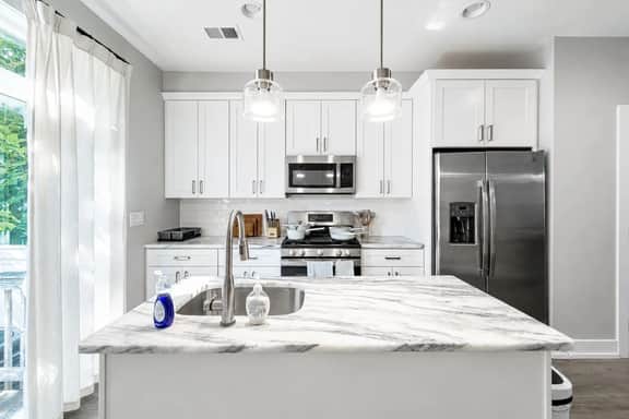 4BR Townhome w/ Rooftop & Backyard | Sleeps 8