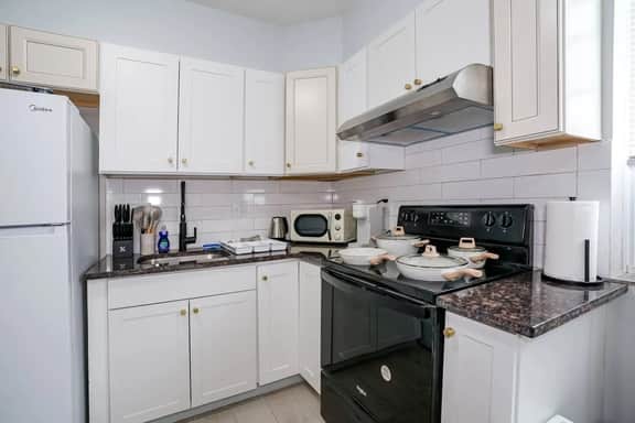Lancaster Art Suite 4 | 2BR near Drexel & Penn - Image 5