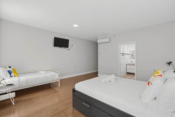 Deluxe Room for 3 Near UPenn & Drexel | 3R - Image 3