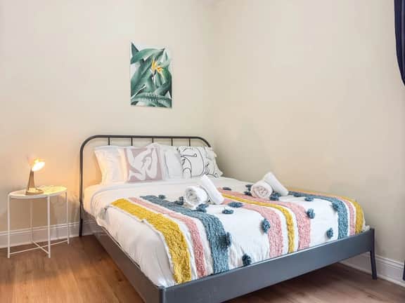 Cozy & Stylish 2BR Apt in University City - Image 3
