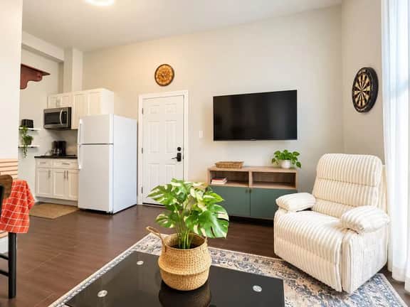 The Mellow Yellow | 1BR Near UPenn & Drexel - Image 3