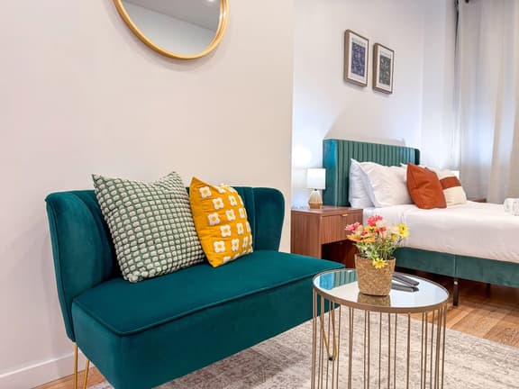 Charming Studio Apt in Center City | 1F