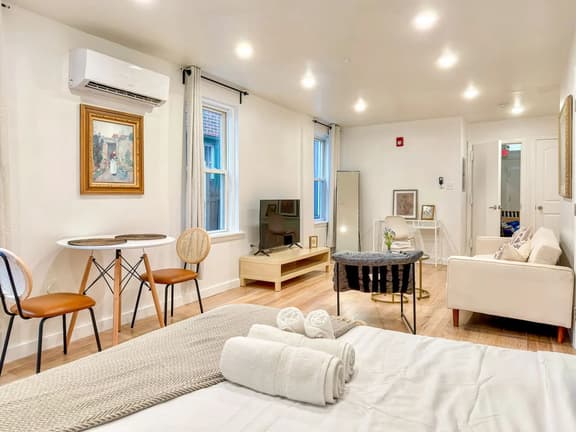 Charming Studio Apt in Center City | 1R