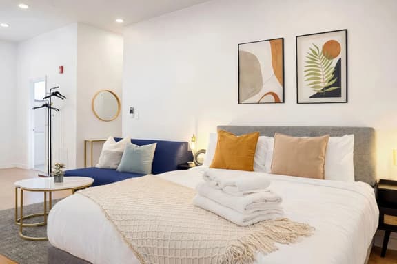 Charming Studio Apt in Center City | 2F