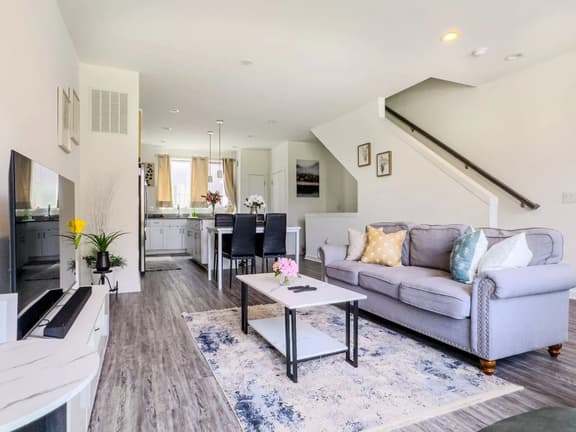 Riverview Retreat: 3BR Oasis w/ Rooftop & Garage