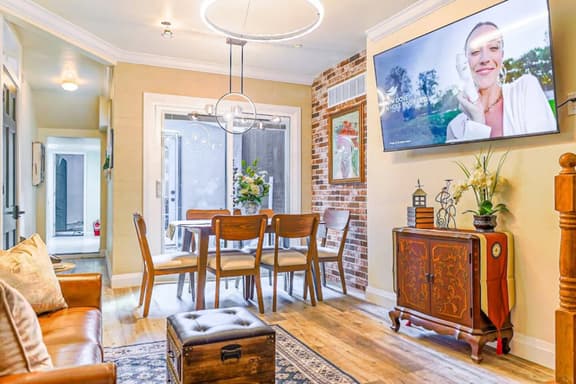 Top Location! 3BR Designer Home in Rittenhouse Sq