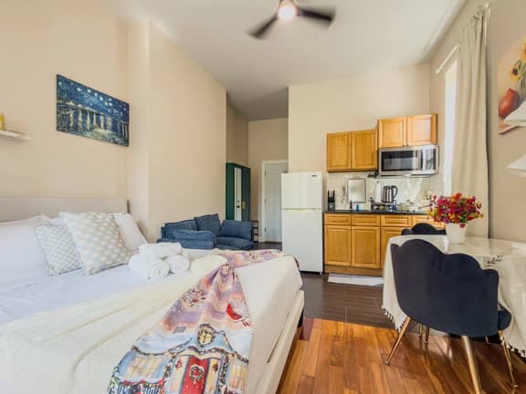 Sunny Studio Nest near Drexel & UPenn